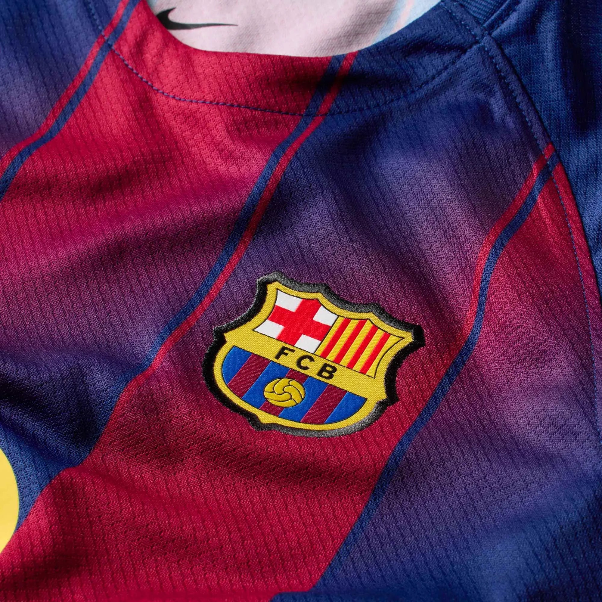 Nike 2025-26 Barcelona Little Kids' Stadium Home Kit - Image 10